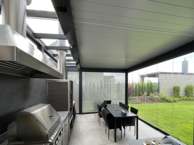 BIOKLIMATICKÁ PERGOLA S PROSVĚTLOVACÍM PÁSEM - Hliníkové pergoly